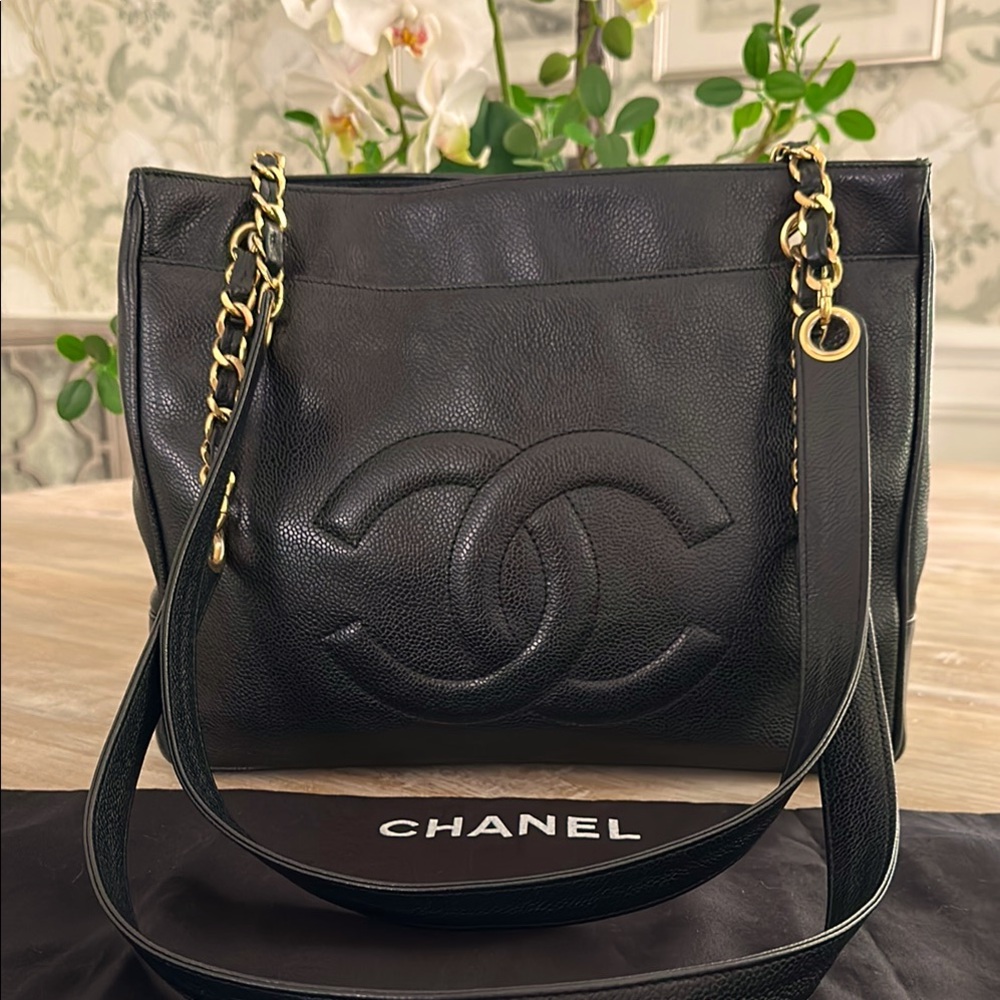 CHANEL AUTHENTIC CAVIAR Black Shoulder Bag with Iconic CC Logo and Gold Chain